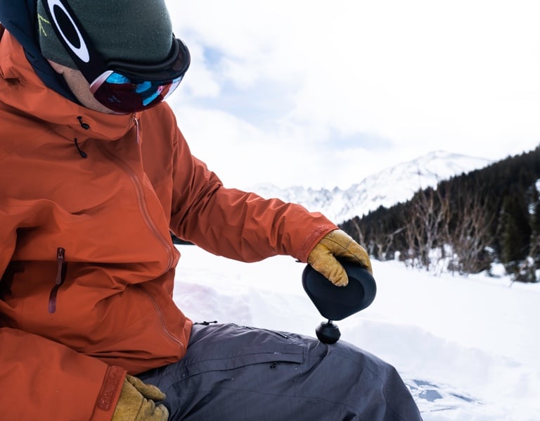 snowboarder using device on thigh